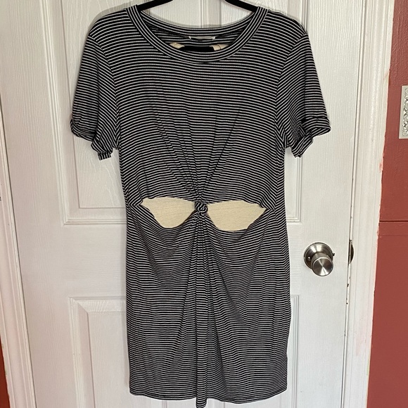 ๐ผ Honey Punch knot cutout dress - Picture 2 of 6